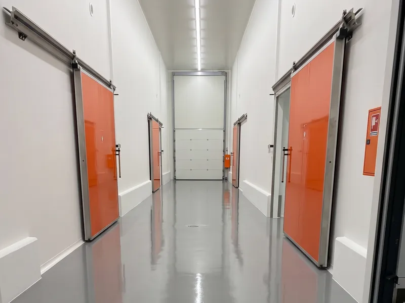 Gang mit den Türen der Kühlräume im Packhaus Mintzilis